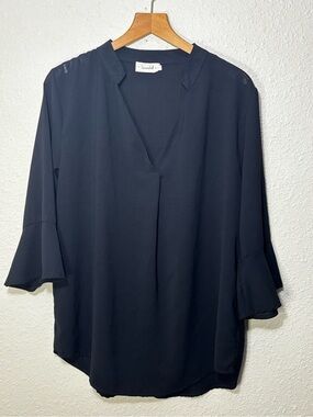 Spadehill blouse features distinctive flare bell sleeves, V-neckline. Women’s L